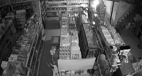 Ví dụ thực tế camera bị trắng đen do sai chuẩn tín hiệu và thiếu sáng, minh họa lỗi mất màu Hikvision